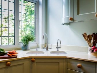 Кухня з мийкою в кутку (43 фото): кухонний гарнітур з кутовою раковиною, варіанти дизайну інтер’єру