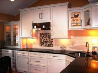 Кухня з мийкою в кутку (43 фото): кухонний гарнітур з кутовою раковиною, варіанти дизайну інтер’єру