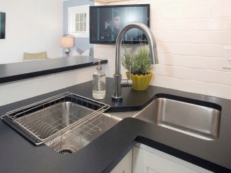 Кухня з мийкою в кутку (43 фото): кухонний гарнітур з кутовою раковиною, варіанти дизайну інтер’єру