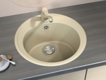 Кухонні мийки Florentina (21 фото): раковини для кухні з штучного каменю кольору антрацит, врізні моделі і інші варіанти