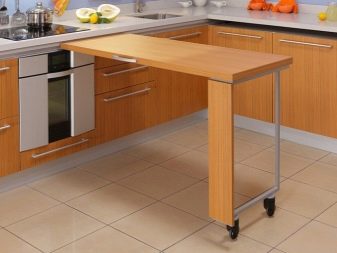 Кухонні робочі столи (49 фото): пересувні обробні столи для кухні від гарнітурів, виробничі професійні столи з полицями і інші варіанти