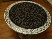 Кухонні столи з плиткою (43 фото): розсувні столи з керамічною плиткою для кухні, розкладні столи з кахельною покриттям і інші варіанти