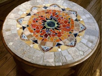 Кухонні столи з плиткою (43 фото): розсувні столи з керамічною плиткою для кухні, розкладні столи з кахельною покриттям і інші варіанти
