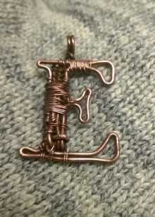 Кулон буква (55 фото): золотий кулон у вигляді А, Ц, срібні підвіски букви С, М, Т, Л, Д, Н, Е