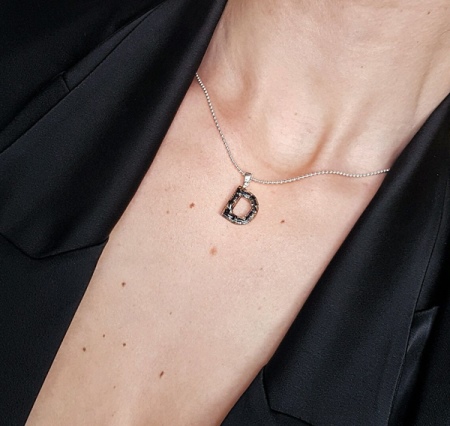 Кулон буква (55 фото): золотий кулон у вигляді А, Ц, срібні підвіски букви С, М, Т, Л, Д, Н, Е