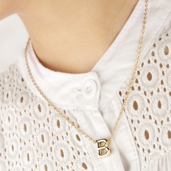 Кулон буква (55 фото): золотий кулон у вигляді А, Ц, срібні підвіски букви С, М, Т, Л, Д, Н, Е