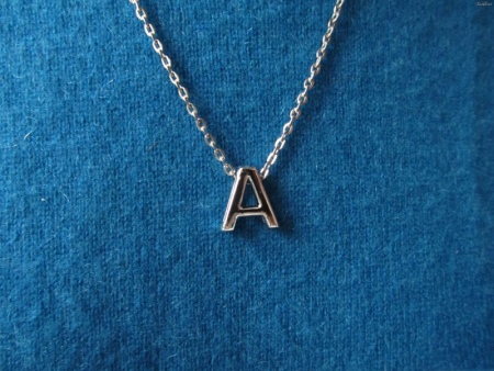 Кулон буква (55 фото): золотий кулон у вигляді А, Ц, срібні підвіски букви С, М, Т, Л, Д, Н, Е
