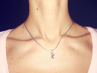 Кулон буква (55 фото): золотий кулон у вигляді А, Ц, срібні підвіски букви С, М, Т, Л, Д, Н, Е