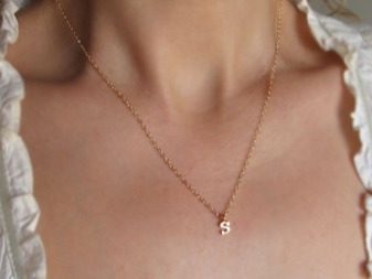 Кулон буква (55 фото): золотий кулон у вигляді А, Ц, срібні підвіски букви С, М, Т, Л, Д, Н, Е