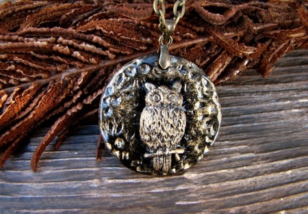 Кулон сова (33 фото): срібло і біле золото, що символізує срібний кулон у вигляді сови, його значення