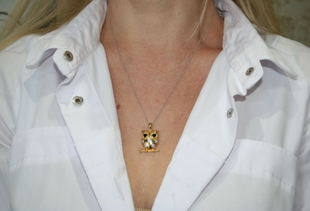 Кулон сова (33 фото): срібло і біле золото, що символізує срібний кулон у вигляді сови, його значення