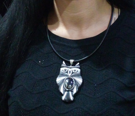 Кулон сова (33 фото): срібло і біле золото, що символізує срібний кулон у вигляді сови, його значення