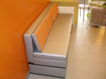 Кушетки на кухню (44 фото): вузькі розкладні кушетки-дивани зі спальним місцем, кухонні моделі з ящиками для зберігання, маленькі кутові варіанти