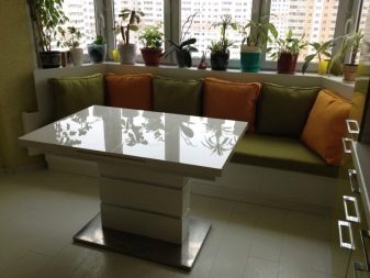 Кушетки на кухню (44 фото): вузькі розкладні кушетки-дивани зі спальним місцем, кухонні моделі з ящиками для зберігання, маленькі кутові варіанти