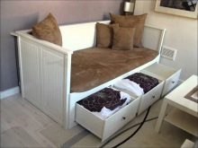 Кушетки на кухню (44 фото): вузькі розкладні кушетки-дивани зі спальним місцем, кухонні моделі з ящиками для зберігання, маленькі кутові варіанти