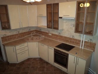 Кутові кухні з мийкою в кутку (49 фото): проекти і вибір кутових кухонних гарнітурів з раковиною в кутку, варіанти дизайну інтер’єру кухні