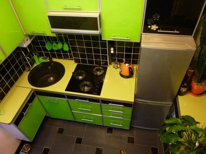 Кутові кухні з мийкою в кутку (49 фото): проекти і вибір кутових кухонних гарнітурів з раковиною в кутку, варіанти дизайну інтер’єру кухні