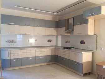 Кутові кухні з пластика (33 фото): ідеї дизайну, варіанти колірних рішень пластикових кухонних гарнітурів в алюмінієвій рамці