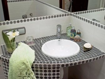 Кутові раковини з тумбою для ванної кімнати: вибираємо умивальник з висотою 40 см і 50 см і інші кутові варіанти з тумбою