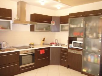 Кутові шафи на кухню (56 фото): огляд підлогових кухонних шафок, варіанти гарнітурів з нижніми шафами зі скошеним кутом