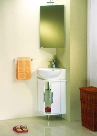 Кутові шафи у ванну кімнату (55 фото): пластиковий й інші різновиди. Рожевий і інші забарвлення. Поради щодо вибору