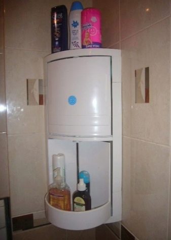 Кутові шафи у ванну кімнату (55 фото): пластиковий й інші різновиди. Рожевий і інші забарвлення. Поради щодо вибору