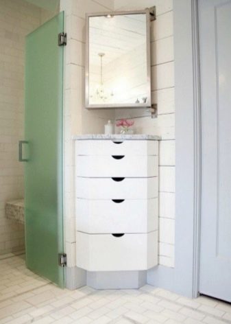 Кутові шафи у ванну кімнату (55 фото): пластиковий й інші різновиди. Рожевий і інші забарвлення. Поради щодо вибору