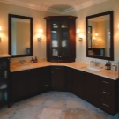 Кутові шафи у ванну кімнату (55 фото): пластиковий й інші різновиди. Рожевий і інші забарвлення. Поради щодо вибору