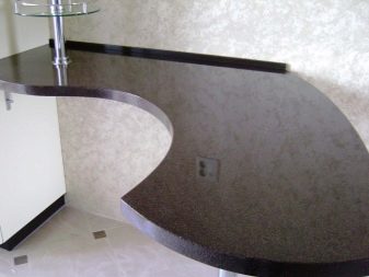 Кутові столи на кухню (37 фото): як вибрати кухонний стіл для маленької кухні? Розміри трикутних обідніх столів і інших моделей