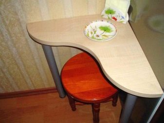 Кутові столи на кухню (37 фото): як вибрати кухонний стіл для маленької кухні? Розміри трикутних обідніх столів і інших моделей