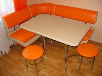 Кутові столи на кухню (37 фото): як вибрати кухонний стіл для маленької кухні? Розміри трикутних обідніх столів і інших моделей