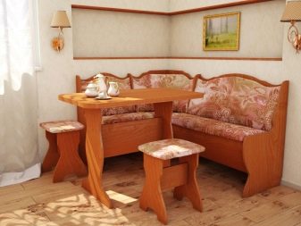 Кутові столи на кухню (37 фото): як вибрати кухонний стіл для маленької кухні? Розміри трикутних обідніх столів і інших моделей