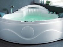 Кутові ванни в маленькій ванній (фото 48): розміри невеликих кутових ванн, приклади в інтер’єрі