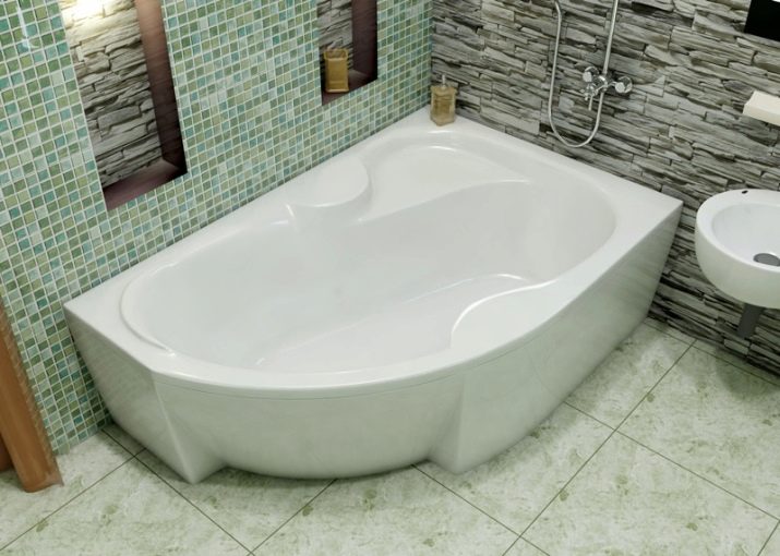 Кутові ванни в маленькій ванній (фото 48): розміри невеликих кутових ванн, приклади в інтер’єрі