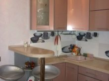 Кутова кухня з барною стійкою (75 фото): вибір кухонного гарнітура в квартиру-студію, дизайн інтер’єру кухні з барною стійкою в сучасному стилі