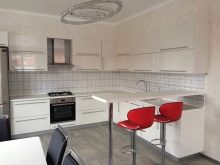 Кутова кухня з барною стійкою (75 фото): вибір кухонного гарнітура в квартиру-студію, дизайн інтер’єру кухні з барною стійкою в сучасному стилі