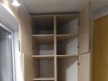 Кутовий шафа на балкон (52 фото): приклади красиво зробленого дизайну лоджії з шафою-купе, зі стулками і відкритими полицями