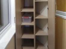 Кутовий шафа на балкон (52 фото): приклади красиво зробленого дизайну лоджії з шафою-купе, зі стулками і відкритими полицями