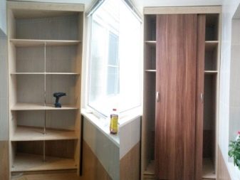 Кутовий шафа на балкон (52 фото): приклади красиво зробленого дизайну лоджії з шафою-купе, зі стулками і відкритими полицями