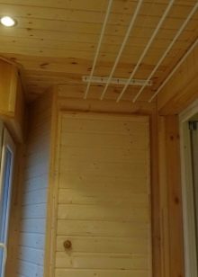 Кутовий шафа на балкон (52 фото): приклади красиво зробленого дизайну лоджії з шафою-купе, зі стулками і відкритими полицями