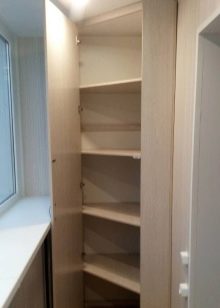 Кутовий шафа на балкон (52 фото): приклади красиво зробленого дизайну лоджії з шафою-купе, зі стулками і відкритими полицями