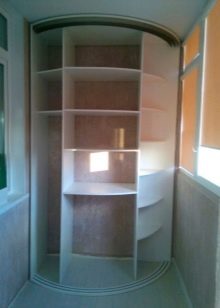 Кутовий шафа на балкон (52 фото): приклади красиво зробленого дизайну лоджії з шафою-купе, зі стулками і відкритими полицями
