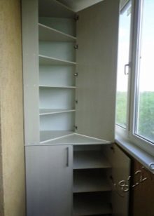 Кутовий шафа на балкон (52 фото): приклади красиво зробленого дизайну лоджії з шафою-купе, зі стулками і відкритими полицями