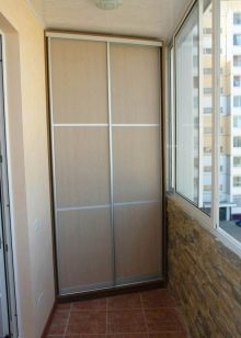 Кутовий шафа на балкон (52 фото): приклади красиво зробленого дизайну лоджії з шафою-купе, зі стулками і відкритими полицями