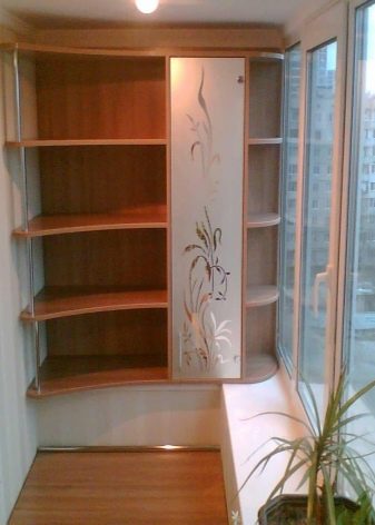 Кутовий шафа на балкон (52 фото): приклади красиво зробленого дизайну лоджії з шафою-купе, зі стулками і відкритими полицями