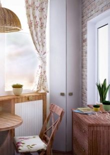 Кутовий шафа на балкон (52 фото): приклади красиво зробленого дизайну лоджії з шафою-купе, зі стулками і відкритими полицями