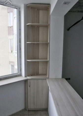 Кутовий шафа на балкон (52 фото): приклади красиво зробленого дизайну лоджії з шафою-купе, зі стулками і відкритими полицями