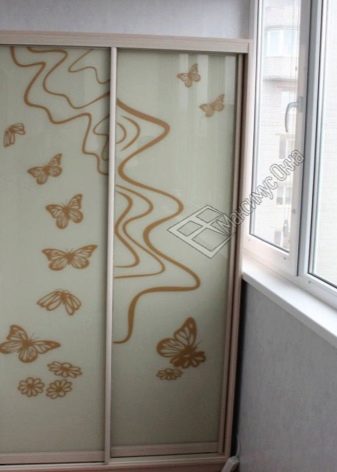 Кутовий шафа на балкон (52 фото): приклади красиво зробленого дизайну лоджії з шафою-купе, зі стулками і відкритими полицями