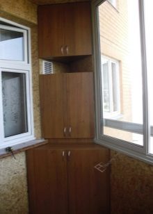 Кутовий шафа на балкон (52 фото): приклади красиво зробленого дизайну лоджії з шафою-купе, зі стулками і відкритими полицями