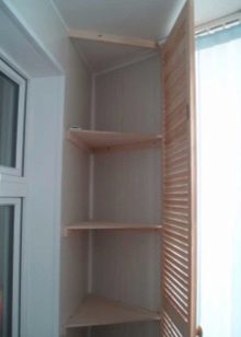 Кутовий шафа на балкон (52 фото): приклади красиво зробленого дизайну лоджії з шафою-купе, зі стулками і відкритими полицями